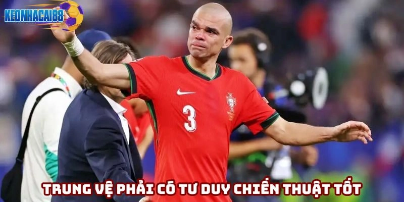 Trung vệ phải là người có tư duy chiến thuật tốt